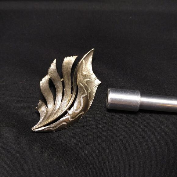 Vintage Leaf Brooch, Silver Tone, JJ Jonette Jewelry, 1970s, 2 1/2 Inches - Picture 5 of 10